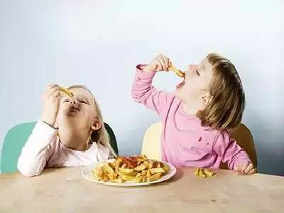【健康���】�在�S便�o孩子吃零食？一��元素周期表都吃下去了！